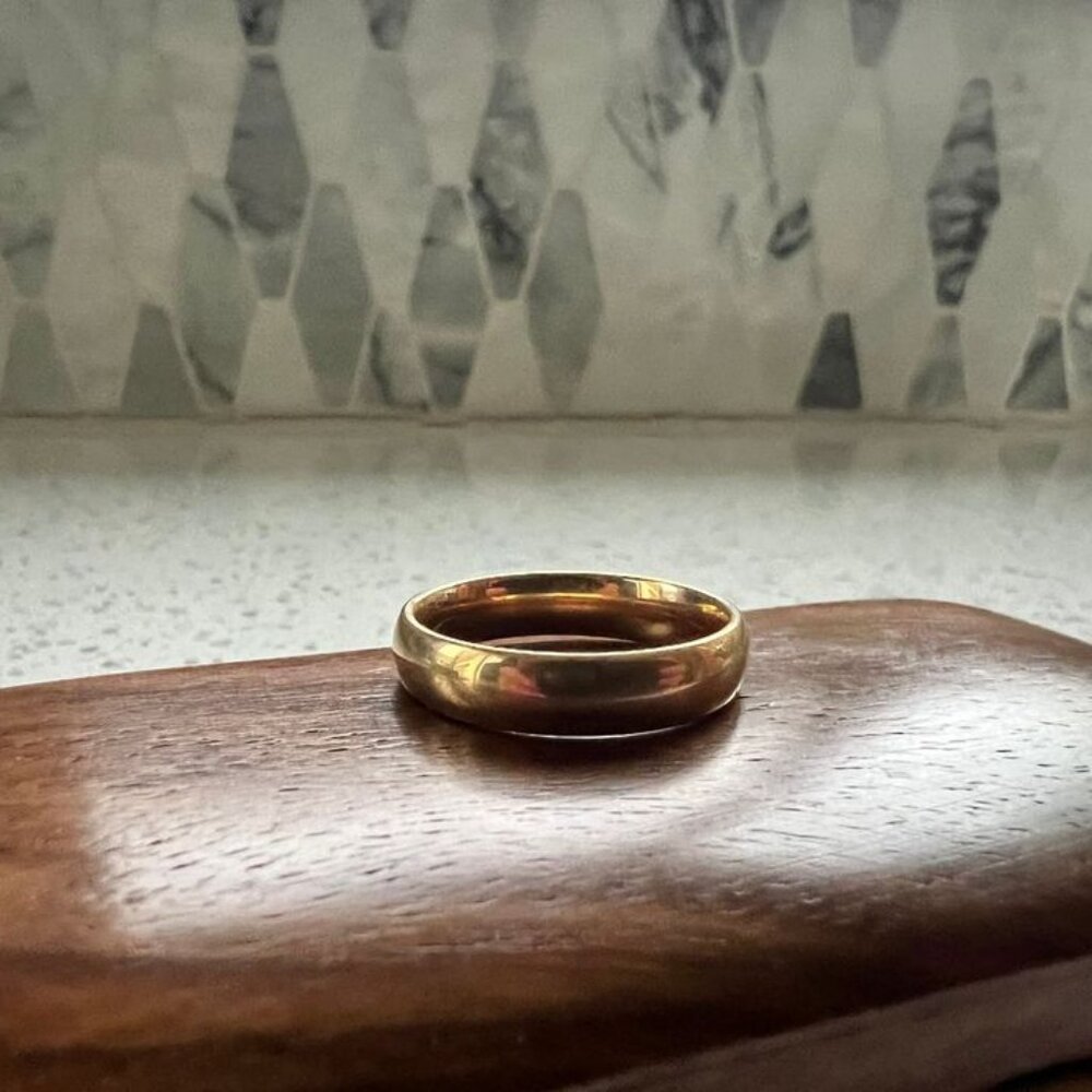 14k Yellow Gold Mens Wedding Band